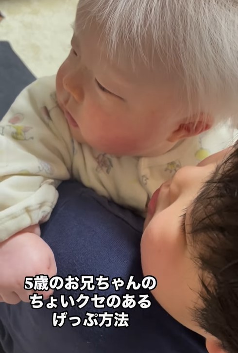 歌いながらもひな君を気にかけるお兄ちゃん（提供：＠hina.11.7さん）