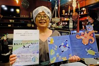 ゲノム編集のフグについての絵本を出版した井口さん（宮津市魚屋）