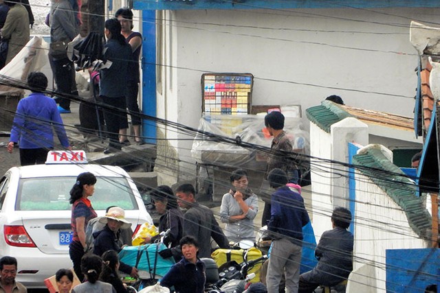 両江道恵山市の通りを走る「両江」ナンバーのタクシー