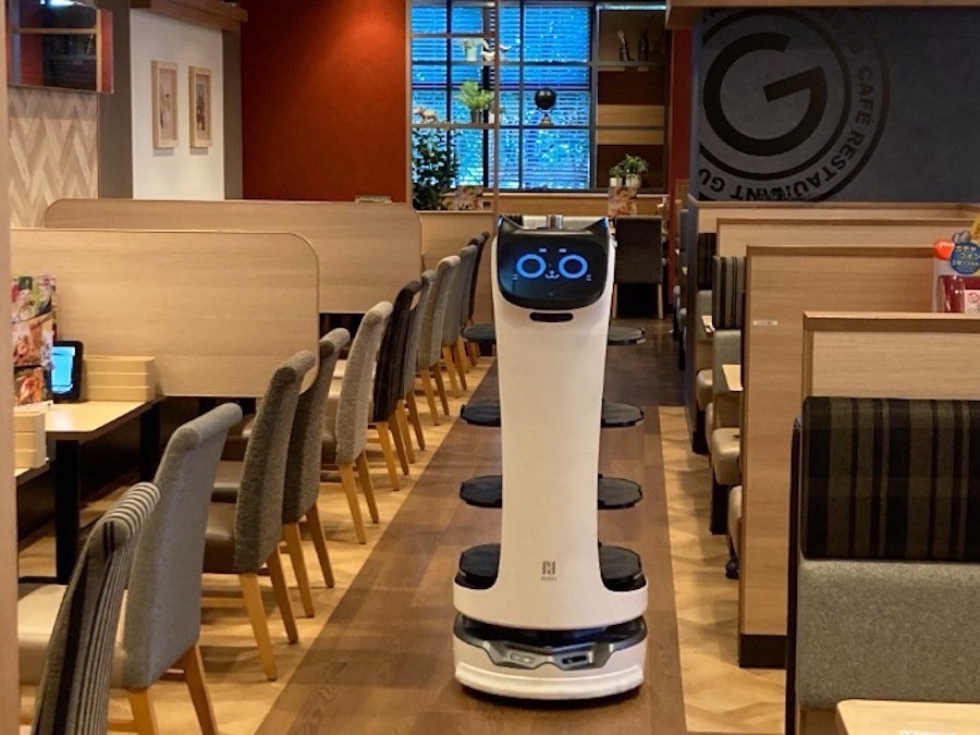 ガストの「ネコ型配膳ロボット」が「充電してにゃああ！！」と叫び出す 