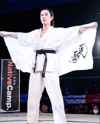 空手の道着でリングインした“闘う歌姫” 前田瑠美＝東京・新宿FACE（撮影・宮木和佳子)