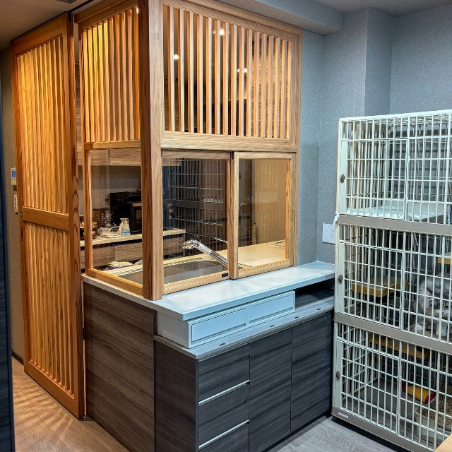 【アフター写真】独立キッチンと脱走防止柵を設置！（「ねこ大家」さん提供）