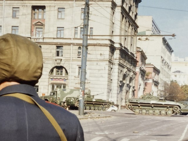 【旅する記者③】チーズ1個買うのに1時間？　銃声が響き、戦車が走るモスクワで見た「激動」のリアル