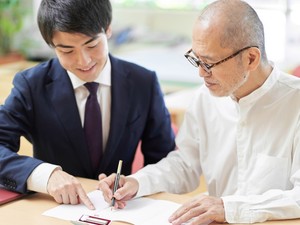 遺産相続の代理人は誰がなれる？　選び方の判断基準や費用