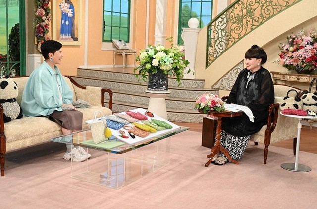 黒柳徹子さん（右）とトークを展開する荻野いづみさん