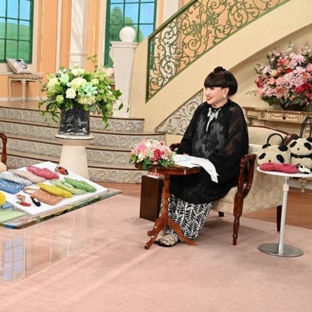 黒柳徹子さん（右）とトークを展開する荻野いづみさん