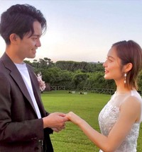 結婚式の前撮りで撮影した2人の写真／さりさん（@nonmamagram_27）提供