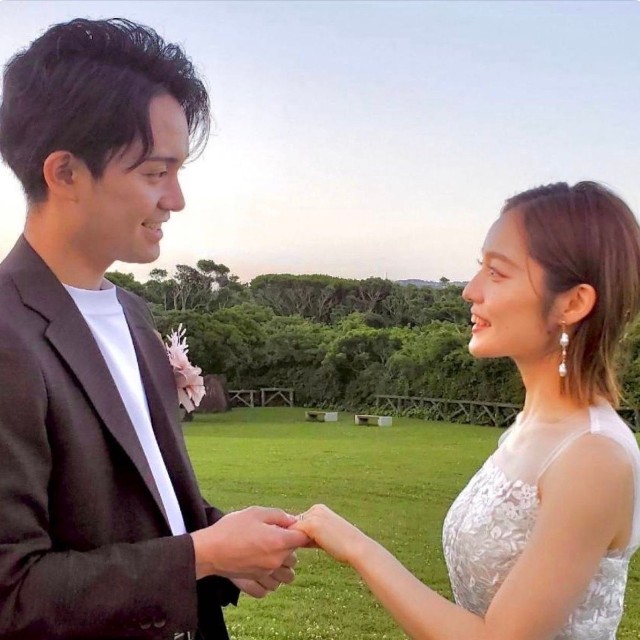 結婚式の前撮りで撮影した2人の写真／さりさん（@nonmamagram_27）提供