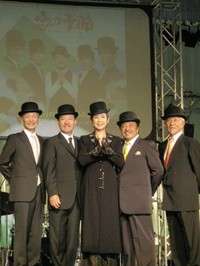 デビュー40周年記念で再結成されたピンキーとキラーズ（右からジョージ浜野、パンチョ加賀美、今陽子、ルイス高野、エンディ山口）