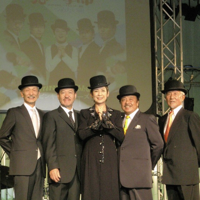 デビュー40周年記念で再結成されたピンキーとキラーズ（右からジョージ浜野、パンチョ加賀美、今陽子、ルイス高野、エンディ山口）