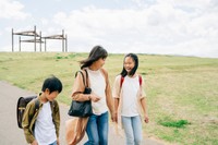 自分よりも妹たちの将来を優先してほしいと考える長男さん。高校を辞めて働くことも視野に入れていたという（photoACより「FineGraphics」さん撮影、イメージ画像）