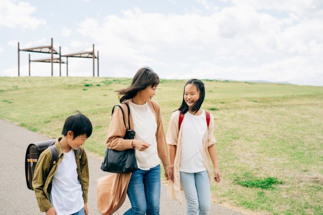 自分よりも妹たちの将来を優先してほしいと考える長男さん。高校を辞めて働くことも視野に入れていたという（photoACより「FineGraphics」さん撮影、イメージ画像）