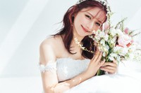 「ゼクシィ」7月号で花嫁姿に変身した、しなこ