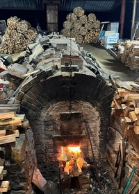 大量の薪を必要とする薪窯（亀岡市・ウリズン、福井さん提供）
