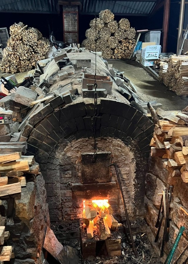 大量の薪を必要とする薪窯（亀岡市・ウリズン、福井さん提供）
