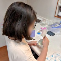 こはるちゃんのミルクを作る娘さん（画像提供：T&A&Fさん）