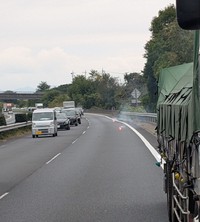 上信越道で事故があり、トラックを停めて発炎筒を使って車線規制して高速隊が到着するまで安全確保をしたという（「星の砂時計」さん提供）