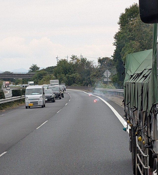 上信越道で事故があり、トラックを停めて発炎筒を使って車線規制して高速隊が到着するまで安全確保をしたという（「星の砂時計」さん提供）