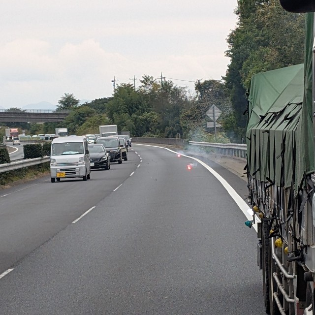 上信越道で事故があり、トラックを停めて発炎筒を使って車線規制して高速隊が到着するまで安全確保をしたという（「星の砂時計」さん提供）