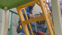 遊具を点検する様子（2021年11月　岡山・北区）