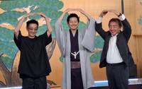 春画展の会見で「わ」のポーズを決める（左から）アーティスト集団「Chim↑Pom from Smappa!Group」のメンバーで構成担当の林靖高氏、主催者の手塚マキ氏、監修の浦上満氏＝都内の新宿歌舞伎町能舞台