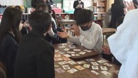 「かるた遊び」で盛り上がる児童