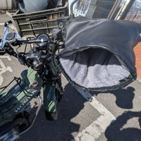 大型ハンドルカバーを装着した愛車カブ。冬仕様の実用重視スタイル／加齢た声さん（@karetakoe）提供