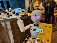 遠隔操作で会話できる小型ロボット（左のカウンターの上）と移動できるロボット（手前）＝ＤＡＷＮ　ｖｅｒ．β提供