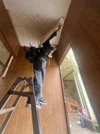 人件費を抑えて、壁紙やクロスなどもバイトなどにやってもらうのが出費を抑えるコツ。