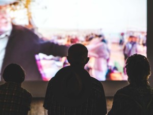 就活で気が詰まる夜に見たくなる映画は、負担も伴う目先の「快感」