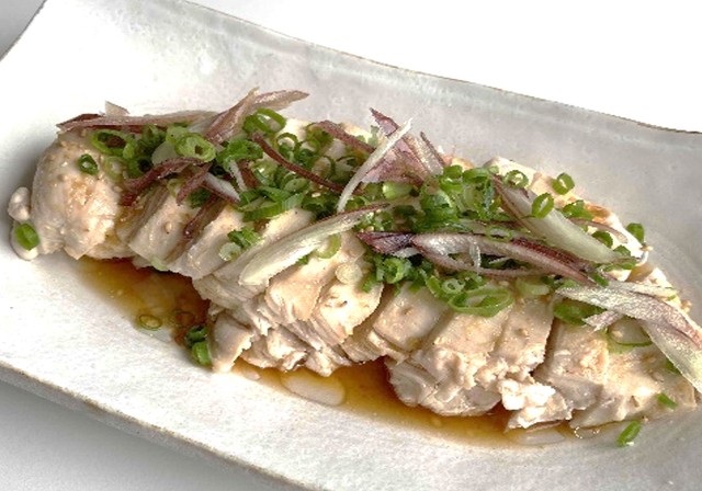 アマニブレンド油（アマニ油に、トウモロコシ、香油をブレンドしたもの）を使いレンジでチンするだけでしっとりする鶏むね肉料理。ブレンド油なので、独特の匂いが出ない上、お料理をおいしくいただきながら、オメガ3を多く接種できます。 