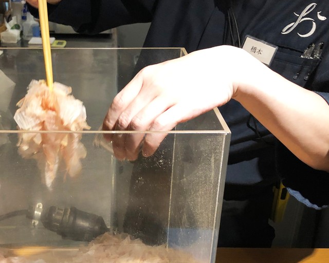 店頭でおかかを削り出す様子