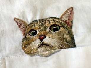 超リアル猫シャツに胸キュン　主婦が刺繡、ネットで大反響