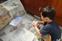 船底部の白色の塗装作業（小倉沙耶さん提供）