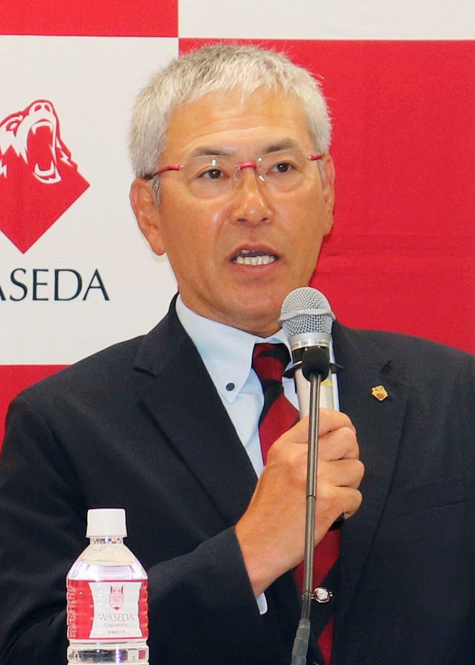 記者会見する早大の小宮山監督＝8月、東京都新宿区