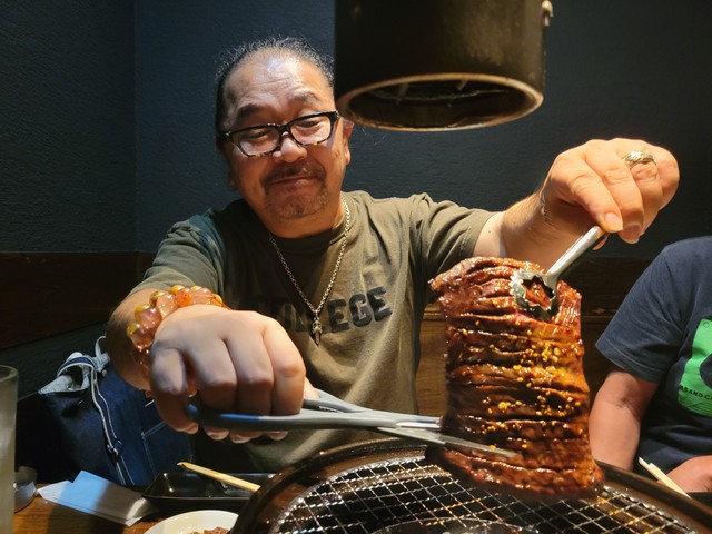 同行したスポーツライターの楊枝秀基さん。ジャンボハラミを切り分ける姿が愛らしい