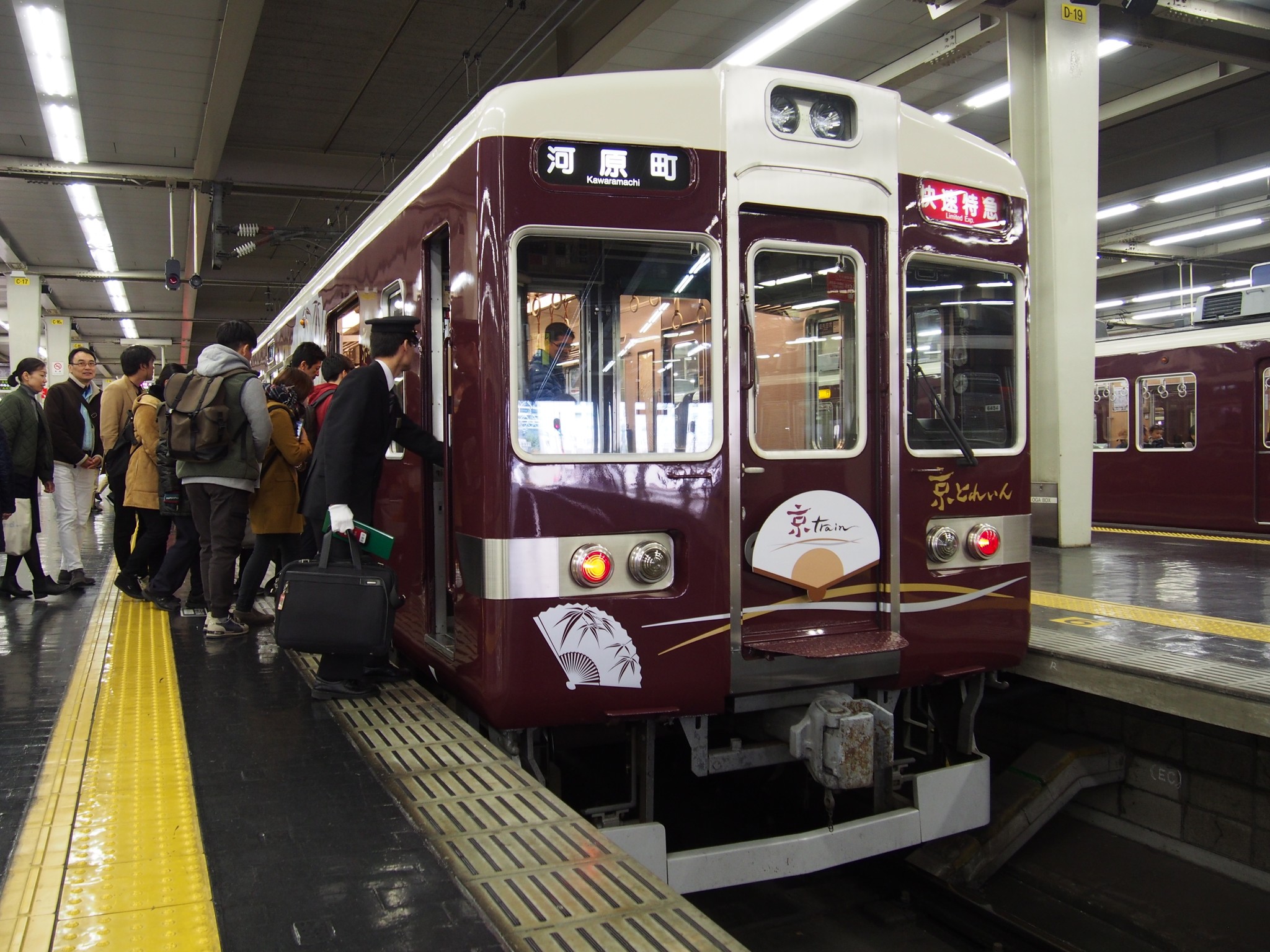 独特な茶色で知られる阪急電車 しかし、昔はド派手な色でも走っ