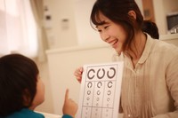 視力検査をする親子　※画像はイメージです（yamasan/stock.adobe.com）