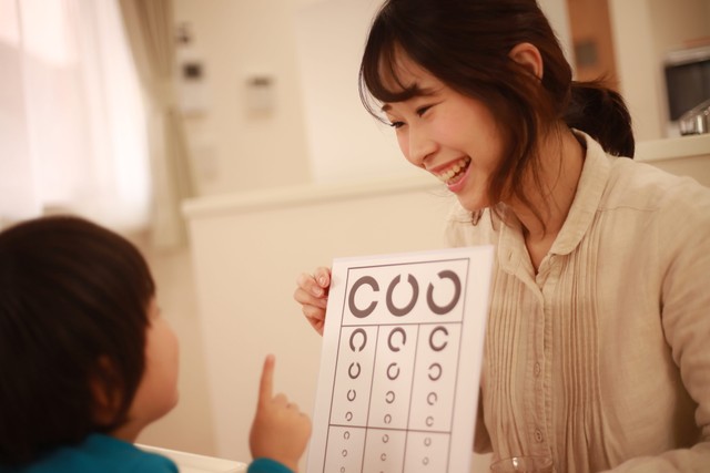 視力検査をする親子　※画像はイメージです（yamasan/stock.adobe.com）