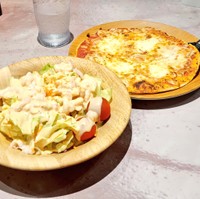 小エビのサラダとバッファローモッツァレラのマルゲリータピザ