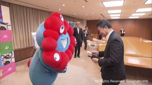 大阪・関西万博をＰＲ　公式キャラクターのミャクミャクが村井宮城県知事を表敬訪問