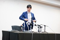 会見を終え、席を立つ石丸伸二氏