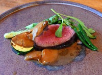 南丹市美山町でとれた鹿肉のロースト。色とりどりの野菜が添えられる
