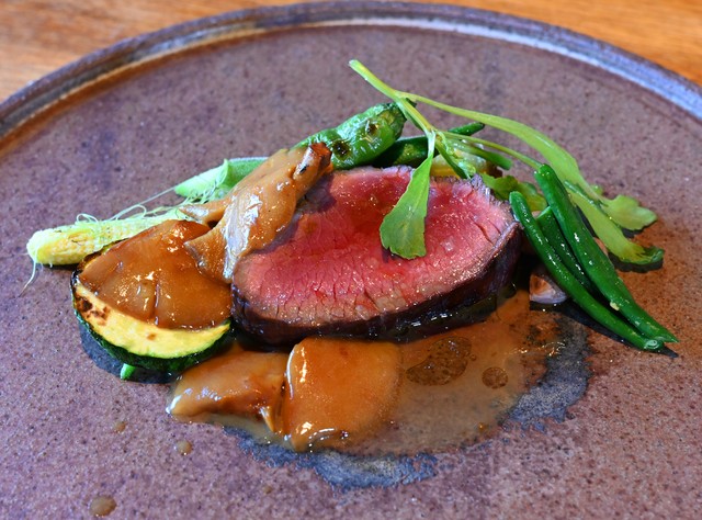 南丹市美山町でとれた鹿肉のロースト。色とりどりの野菜が添えられる
