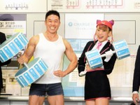 　モバイルバッテリーで作られたダンベルを手に写真撮影に応じるなかやまきんに君（左）とフワちゃん