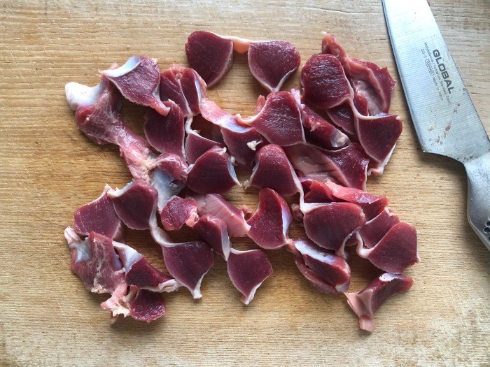 砂肝は薄切りにする。