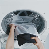 マシンウォッシャブル仕様でお手入れが簡単。※製品を裏返して、ネットに入れての洗濯をおすすめします。※洗濯後、形を整えて干してください。（提供写真）
