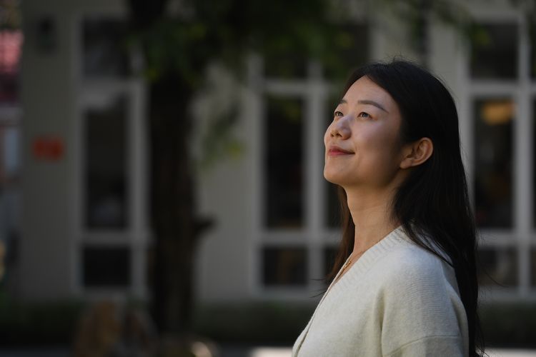 中国出身の元高校教師レベッカ