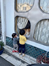 "ちまちま”に会えて嬉しそうな兄妹（提供：ほそいあや さん）