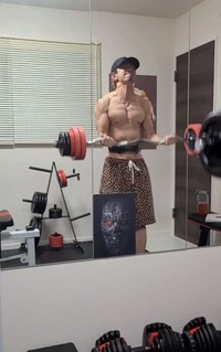 自宅ジムでの筋トレに励む松本さん／松本拓馬さん（@ takuma_matsumoto_）提供